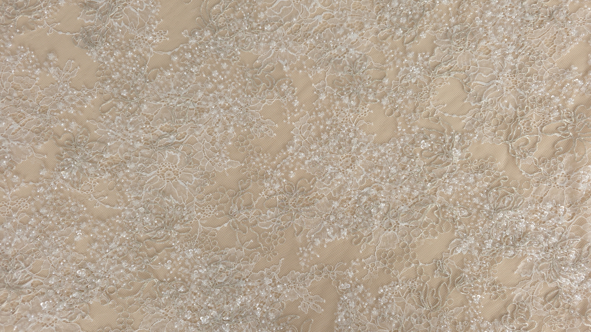 Detaliu al motivelor florale cu reflexii calde în lumina camerei