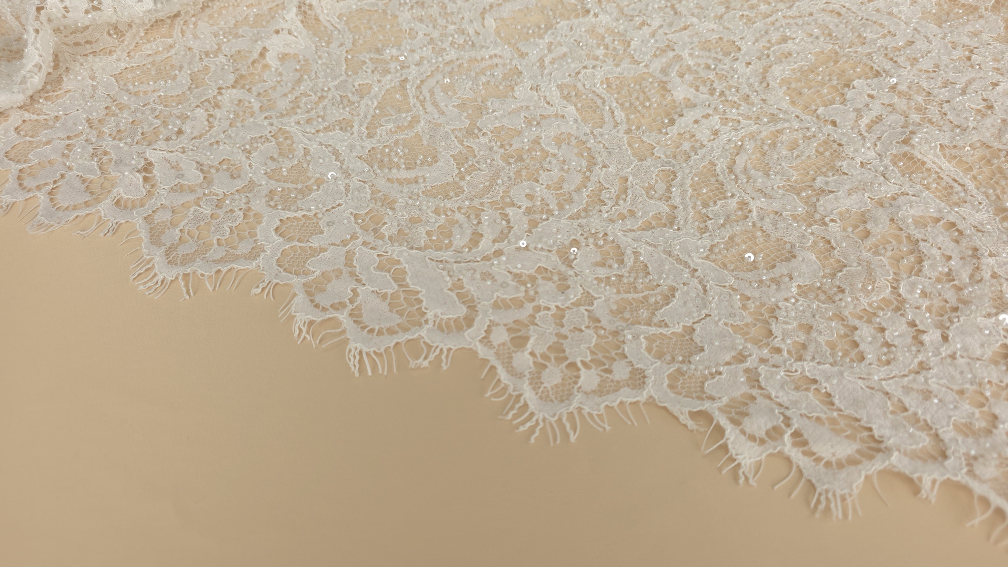 Detaliu apropiat pe suprafața materialului cu reflexii subtile