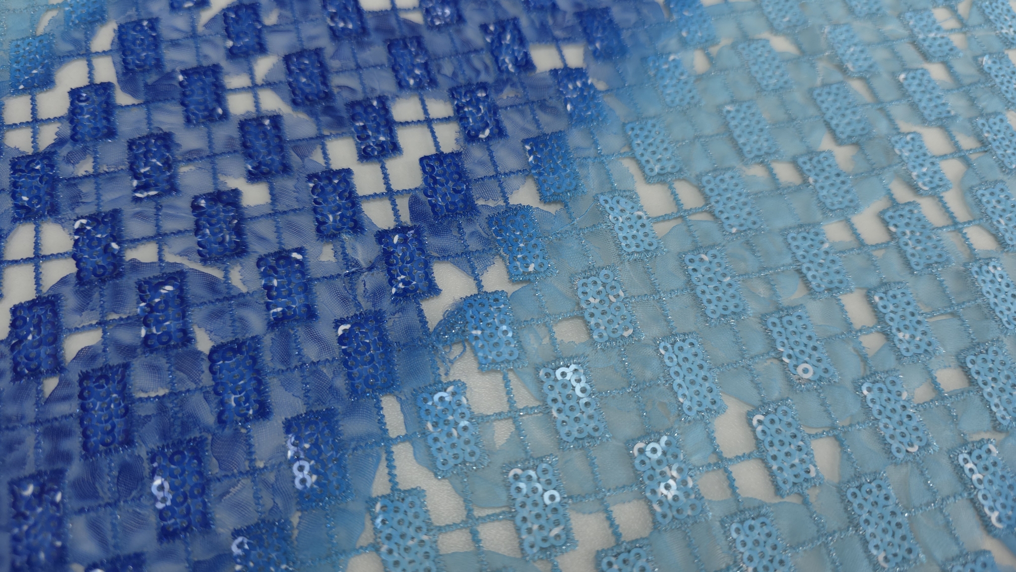 Detaliu bordură scalop cu contur ondulat dens în nuanță albastru intens