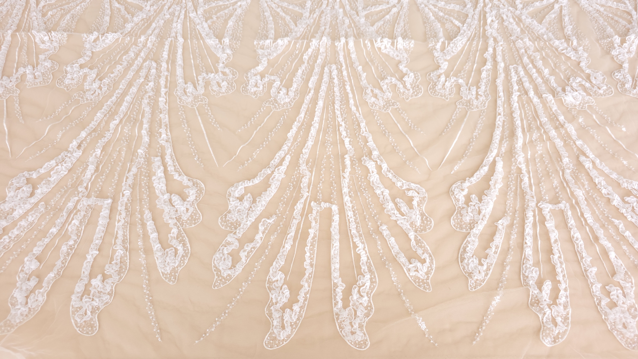 Detaliu broderie 3D ivory pe tull dantelă în relief și margele transparente în plan apropiat