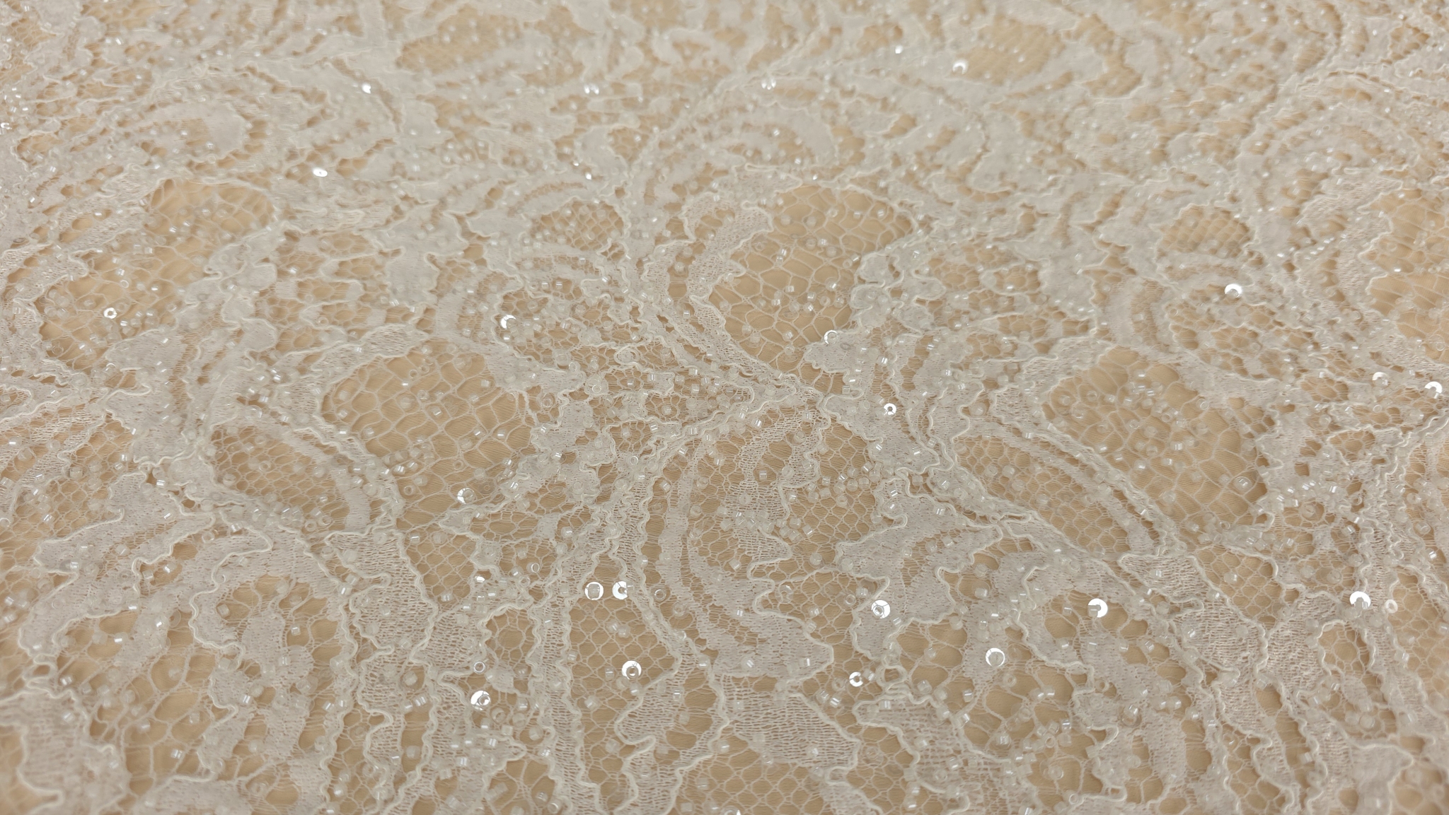 Detaliu broderie florală ivory cu mărgele fine aplicate pe contur