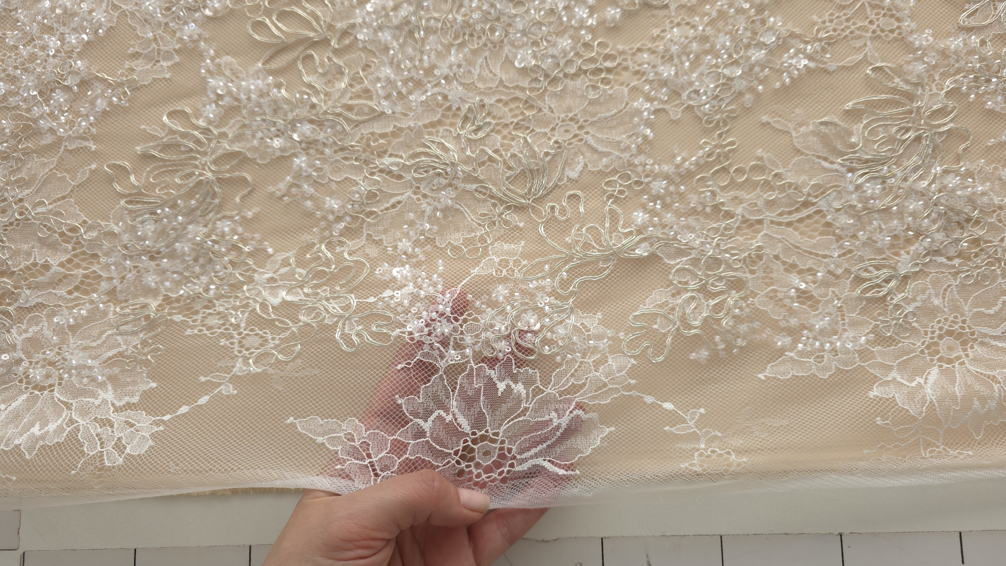 Detaliu de textură cu elemente rotunde pe o rochie aflată pe masă