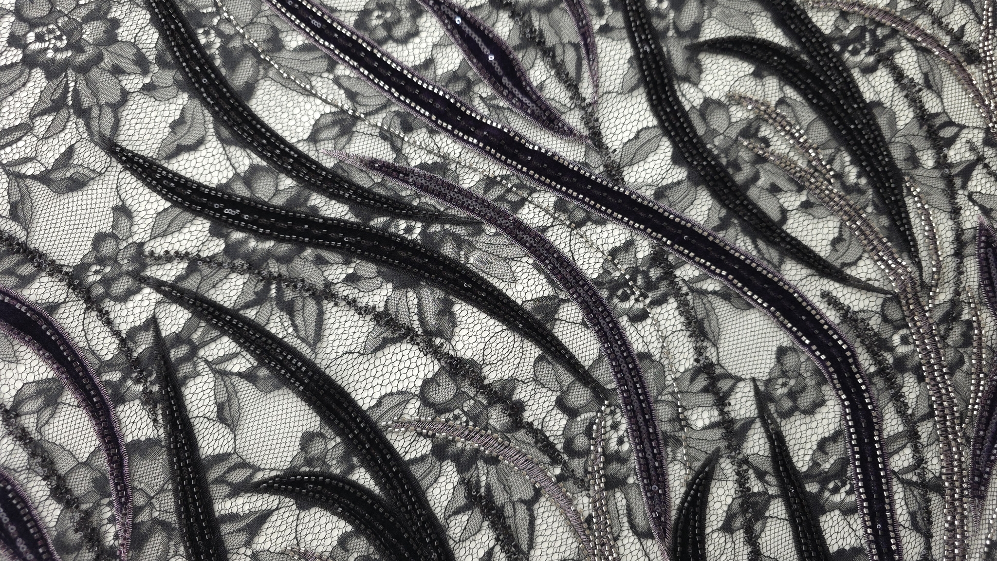 Detaliu frunze alungite din catifea bordo cu margele tubulare argintii