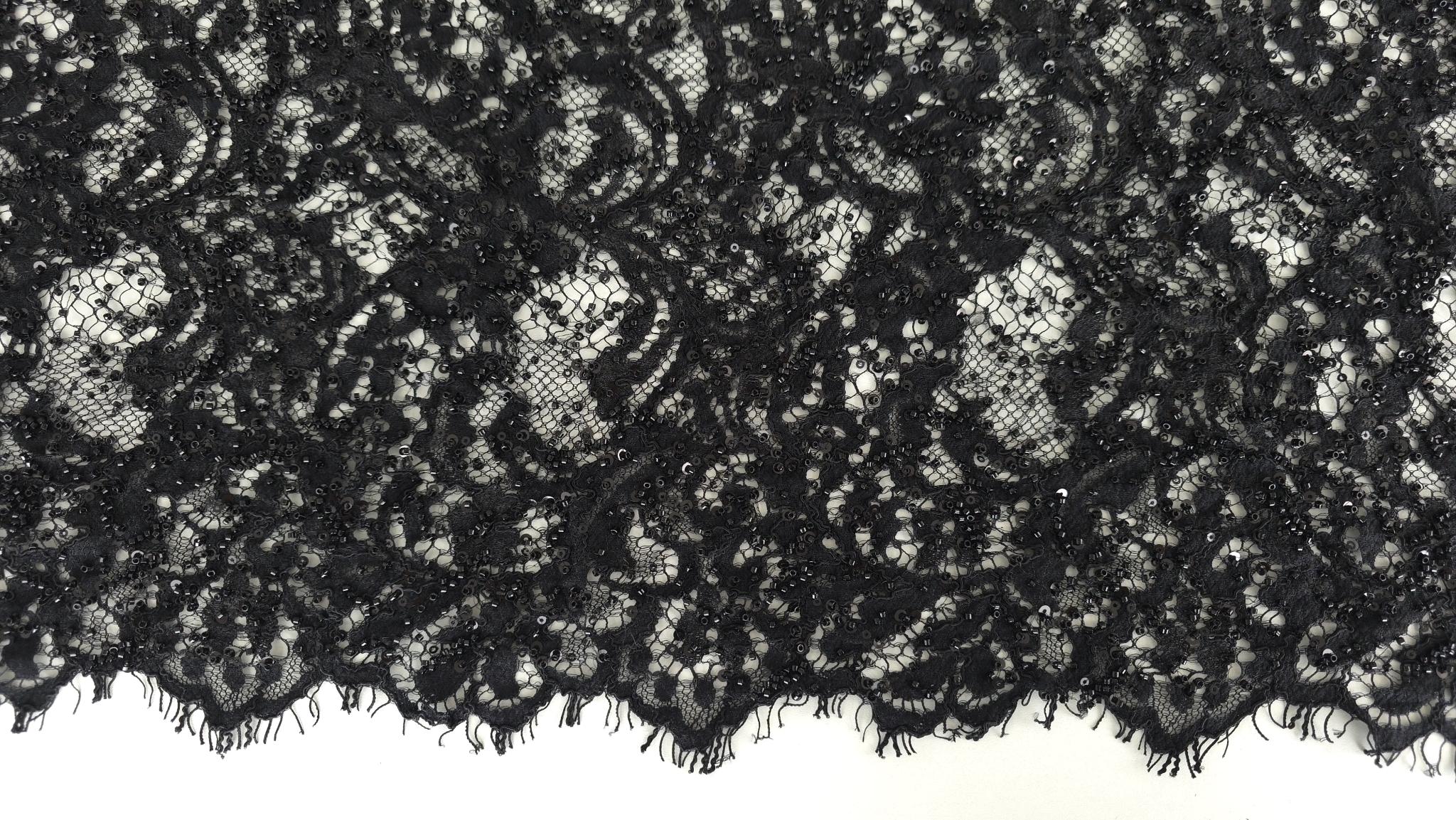 Detaliu macro pe elemente sferice fațetate și discuri cusute între petale