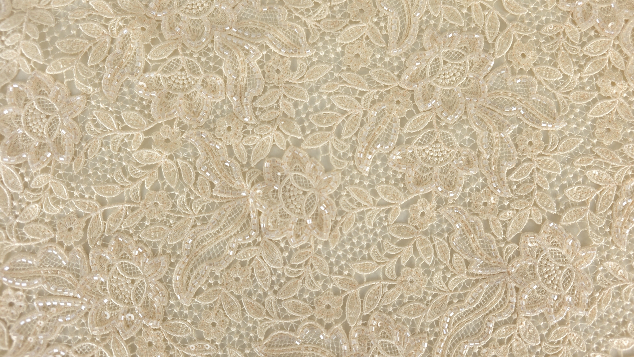 Detaliu macro pe motive florale inconturate cu aplicații tubulare transparente