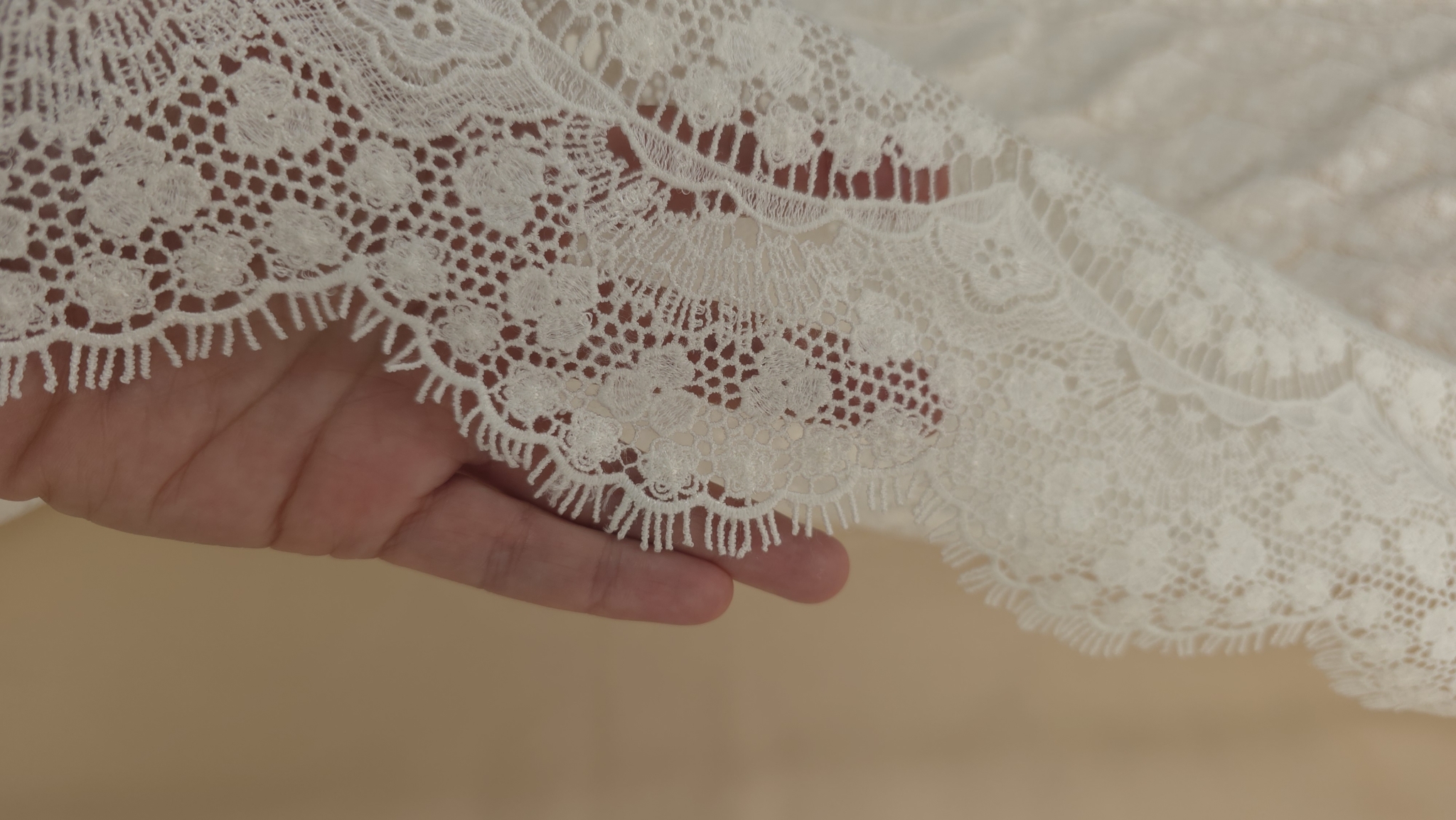 Detaliu macro pe petalele florale si reteaua macrame ivory cu ochiuri fine