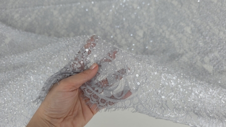 Detaliu motive florale pe dantelă gri cu bordură dublă