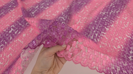 Detaliu motive rectangulare brodate pe broderia mov degrade cu paiete și fond transparent