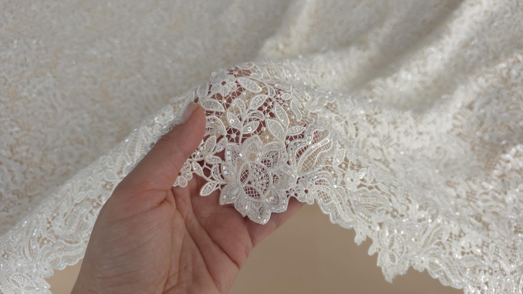 Detaliu pe bordura decorativă florală a broderiei ivory