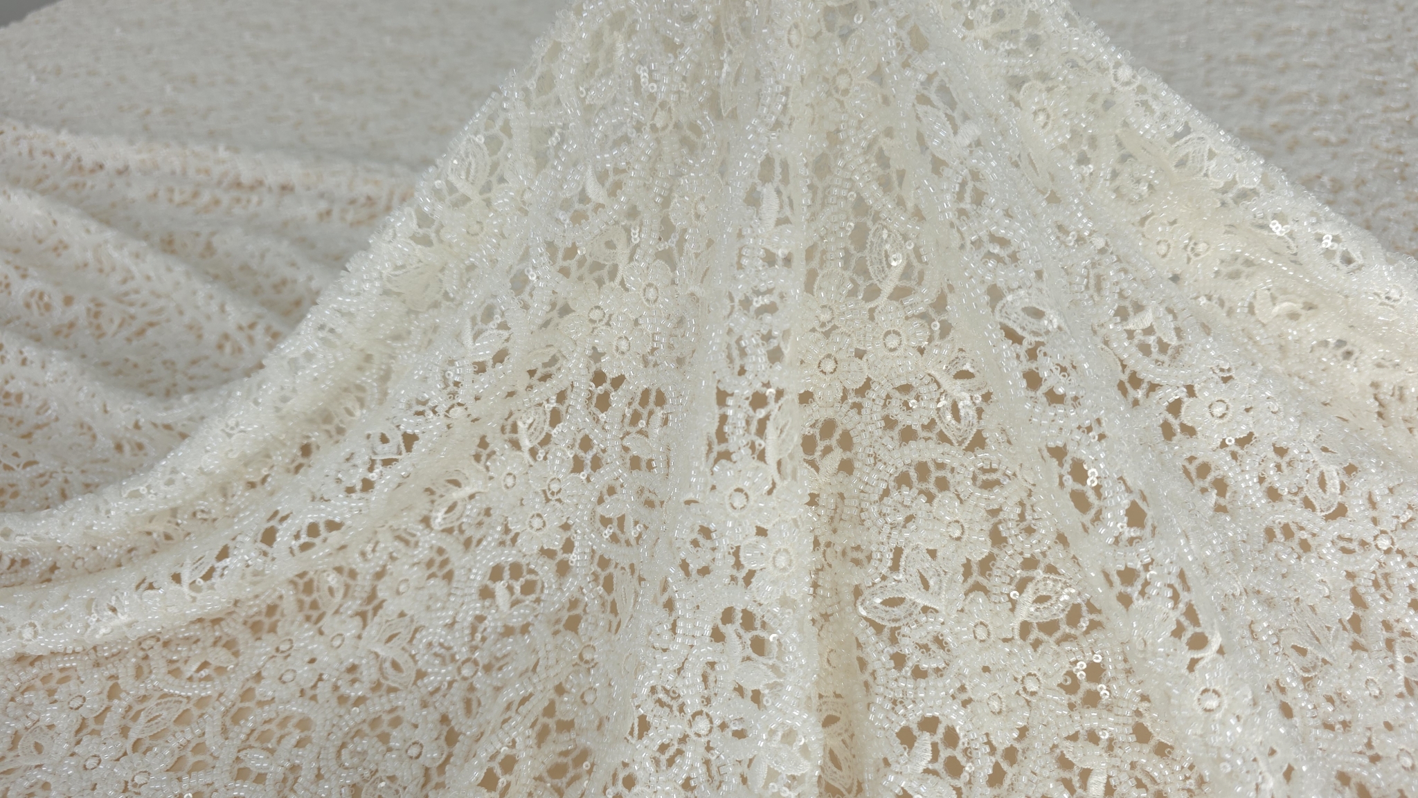 Detaliu pe contururi brodate cu mărgele fixate între motive florale