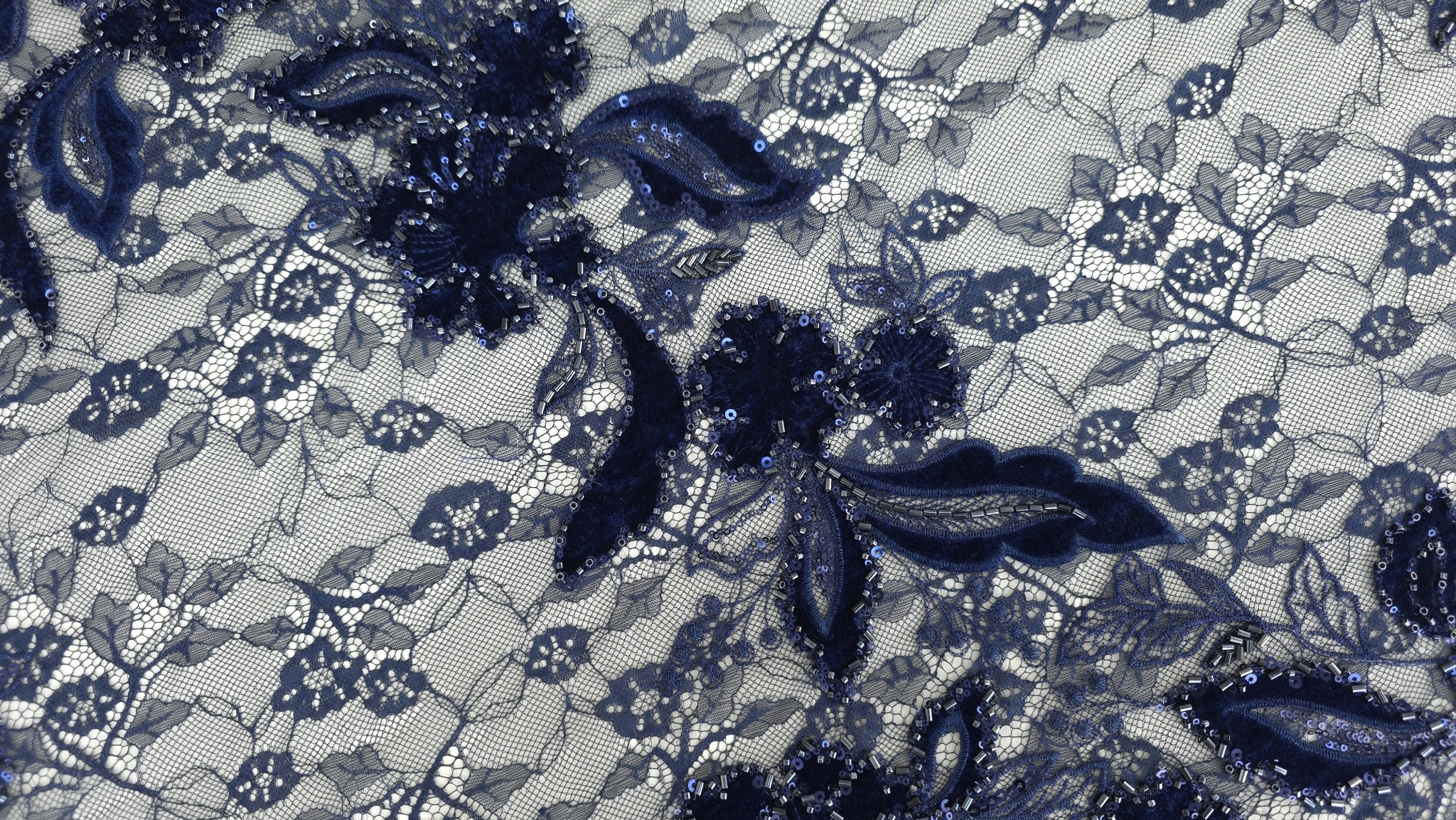 Detaliu petale din catifea cu micropaiete pe fond bleumarin