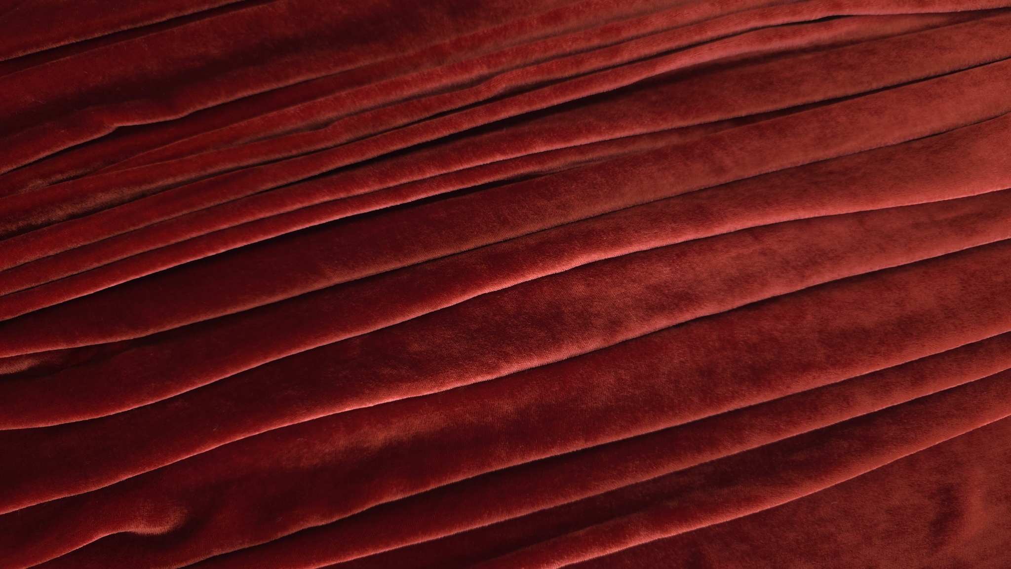 Drapaj amplu de catifea grenadine cu linii curbate pe suprafață