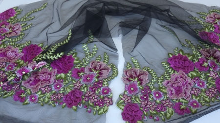 Drapaj de material negru cu broderie florala roz si verde
