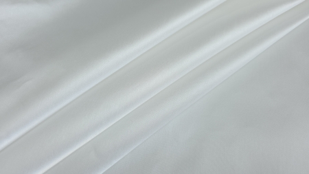 Falduri ample ale materialului mikado ivory cu luciu satinat