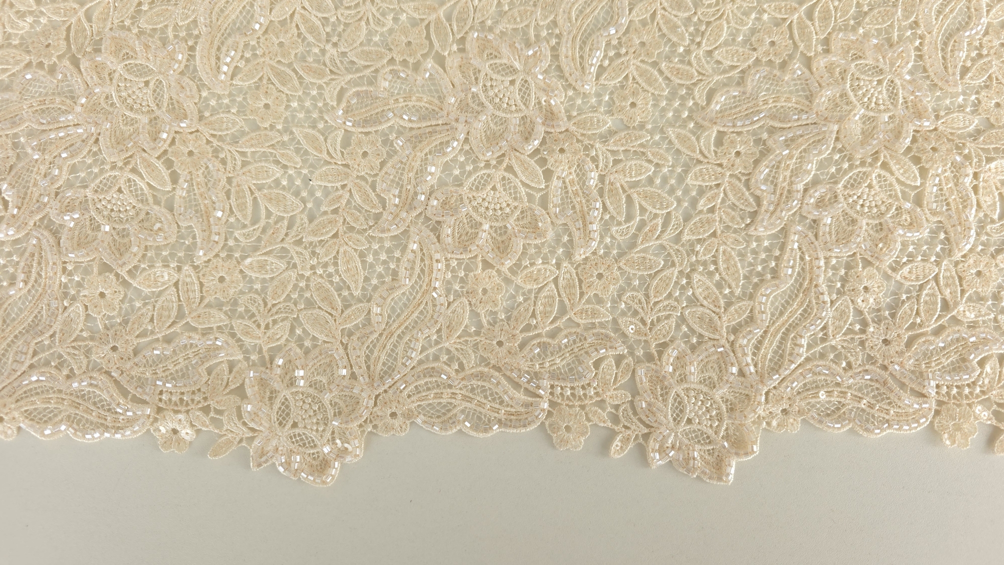 Falduri ample de material brodat în nuanță caldă cu puncte de strălucire