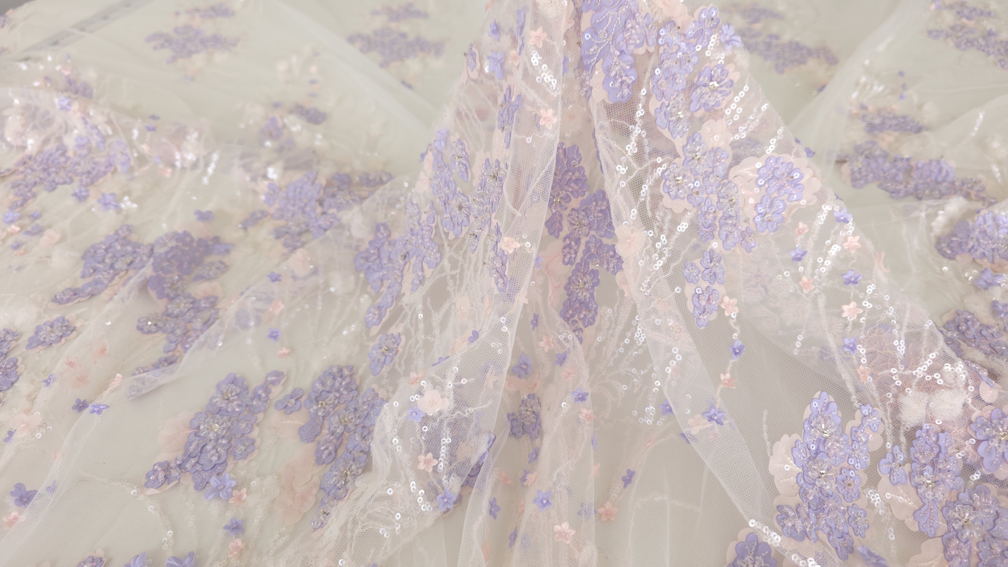 Falduri ample de material cu buchete florale și floricele roz pal presărate