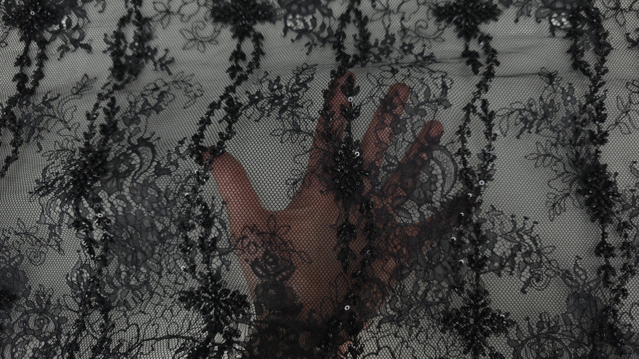 Falduri naturale pe dantelă neagră tip chantilly ELARA cu reflexii de micropaiete