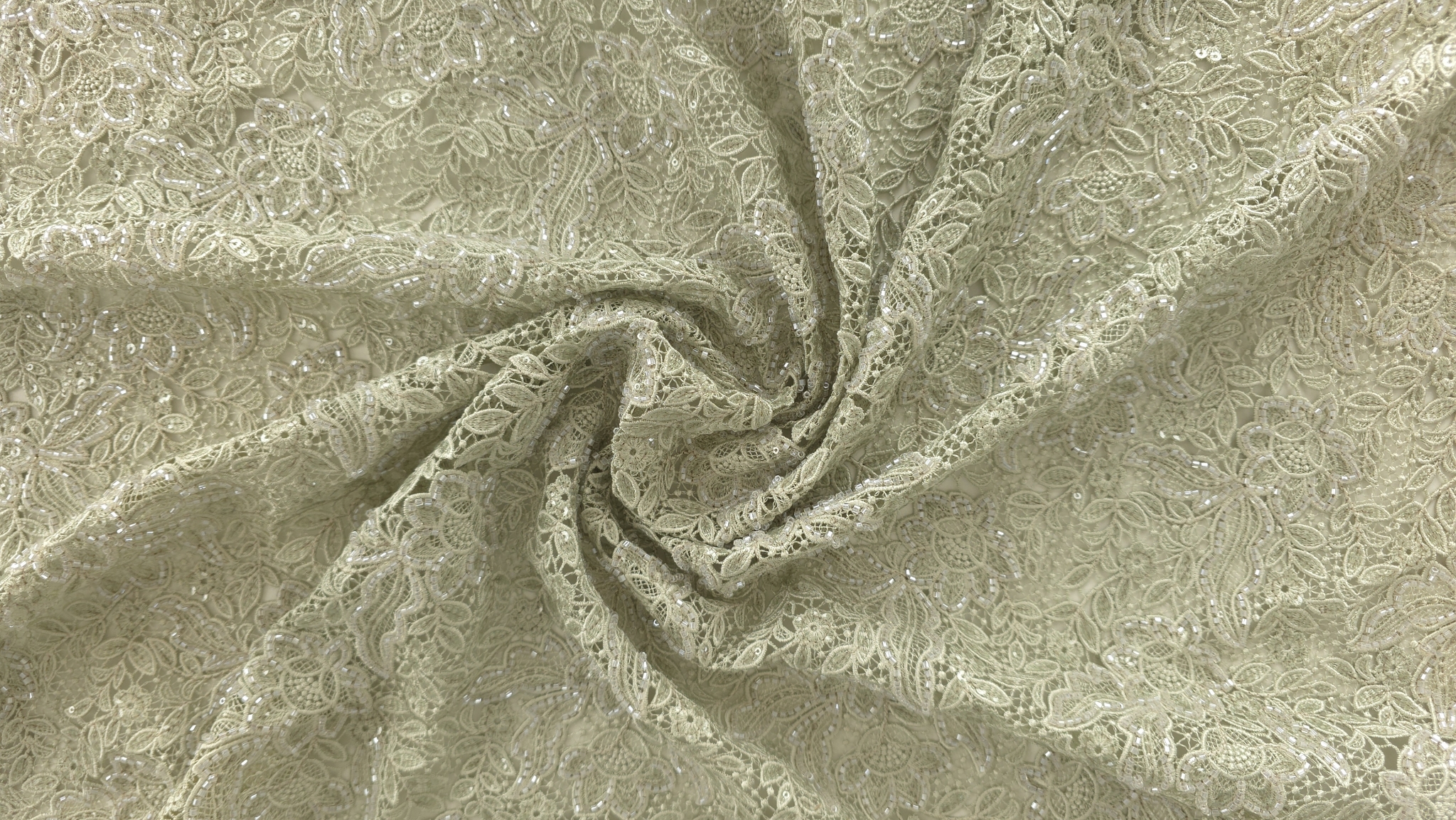 Falduri strânse în spirală arătând căderea și textura tridimensională a materialului