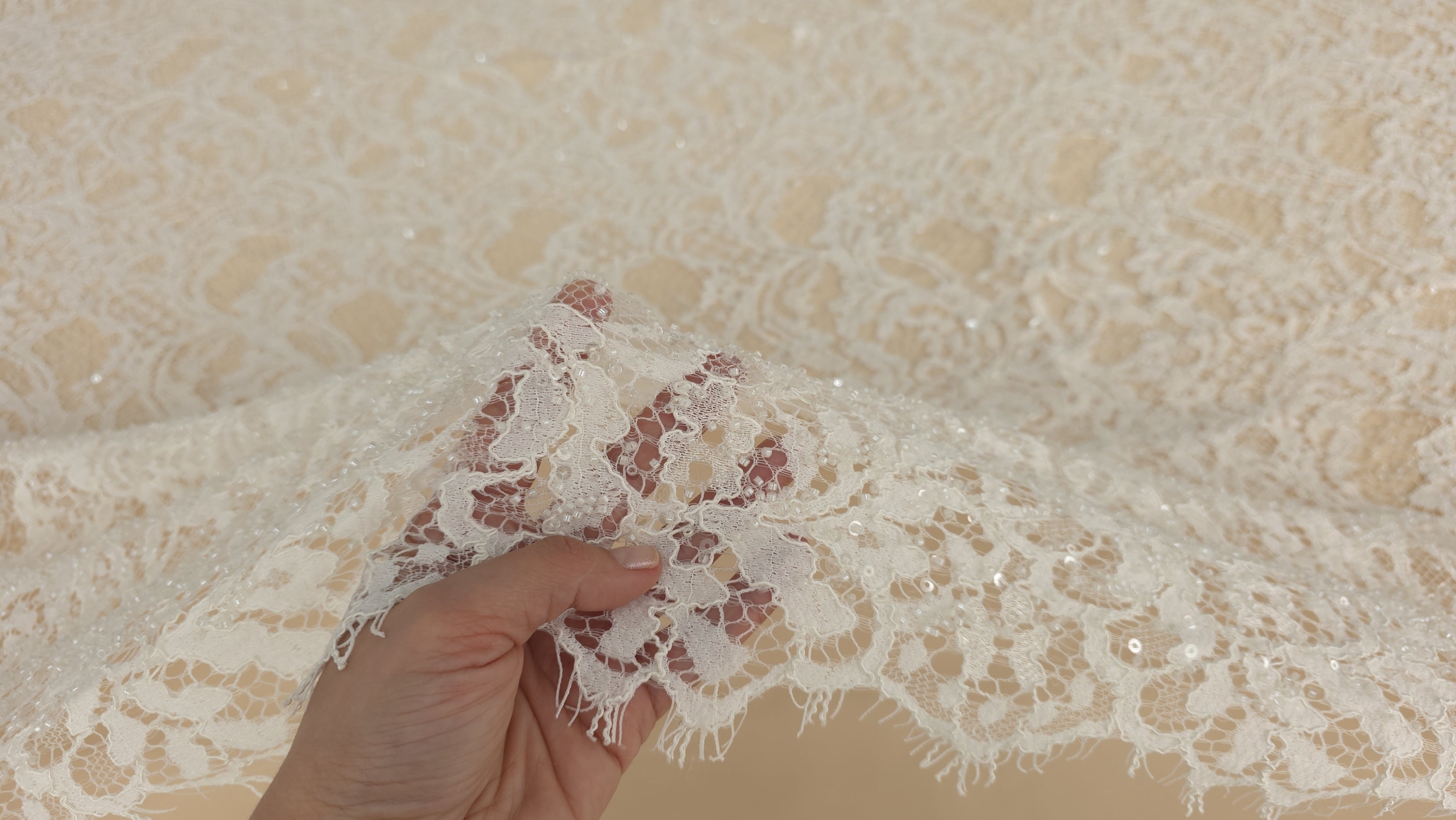 Marginea materialului ivory cu contur scalopat și gene decorative