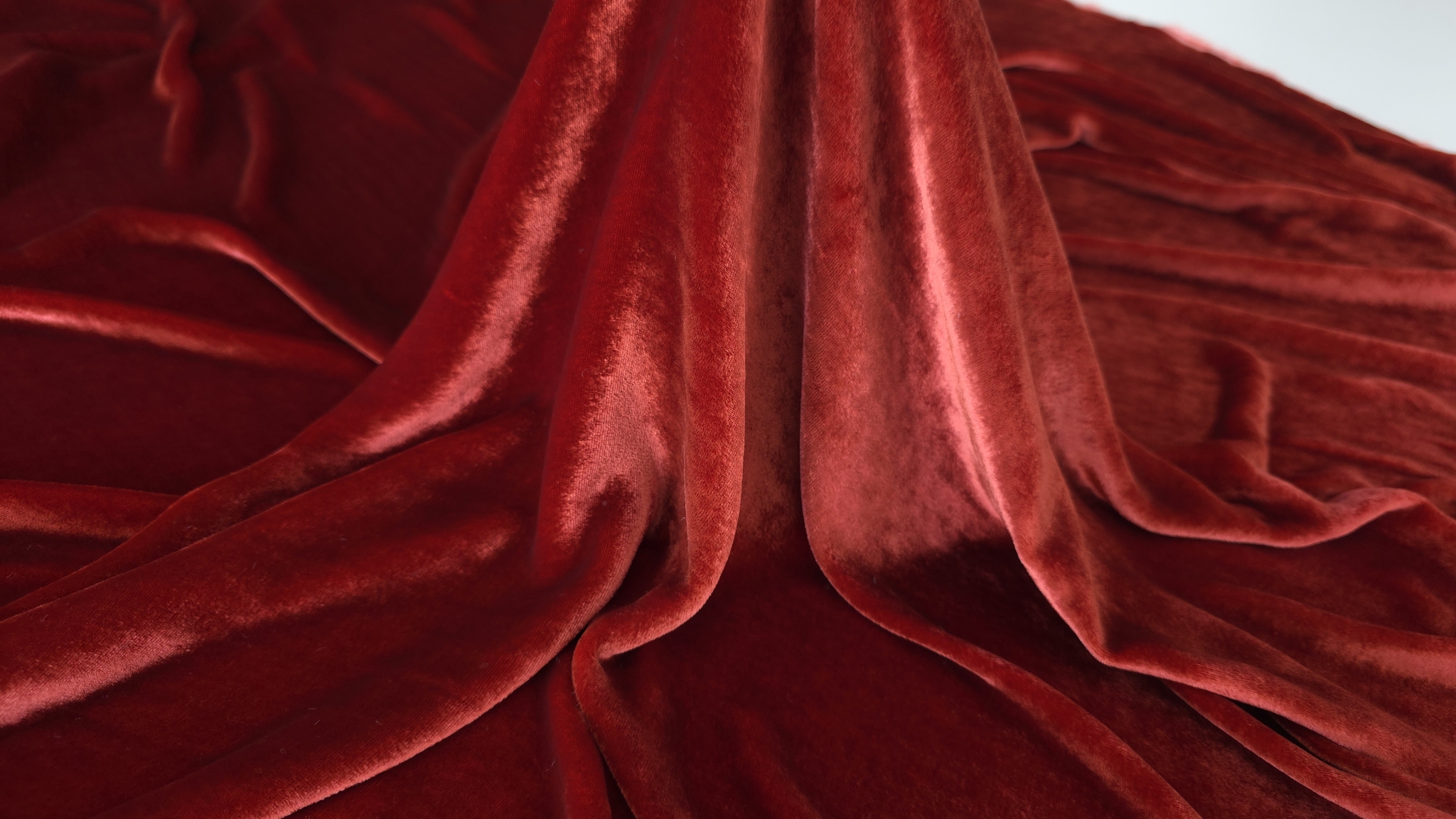 Fața lucioasă și dosul mai deschis al catifelei grenadine cu margine surfilată