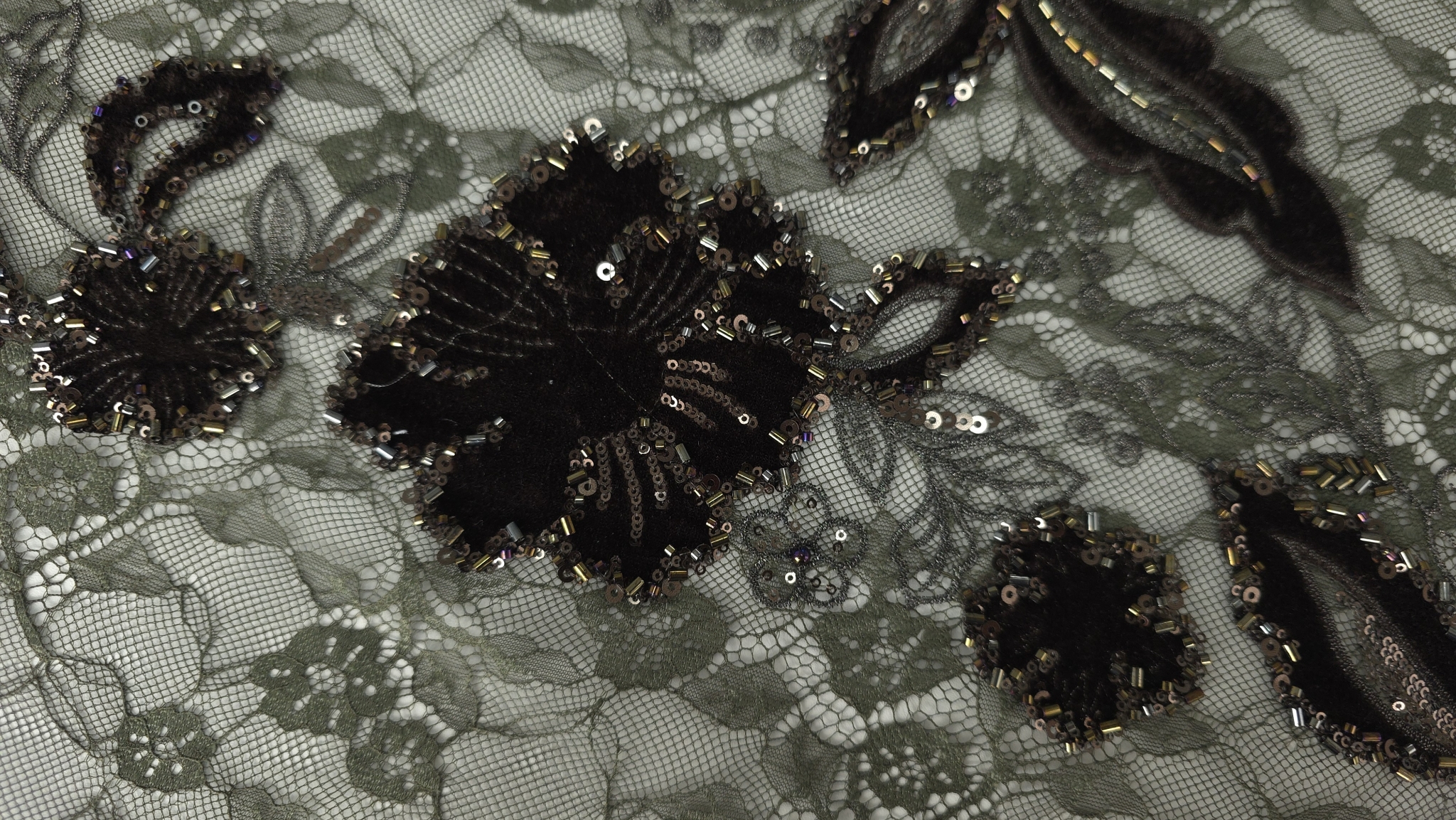 Flori și frunze din catifea maro pe fond verde olive