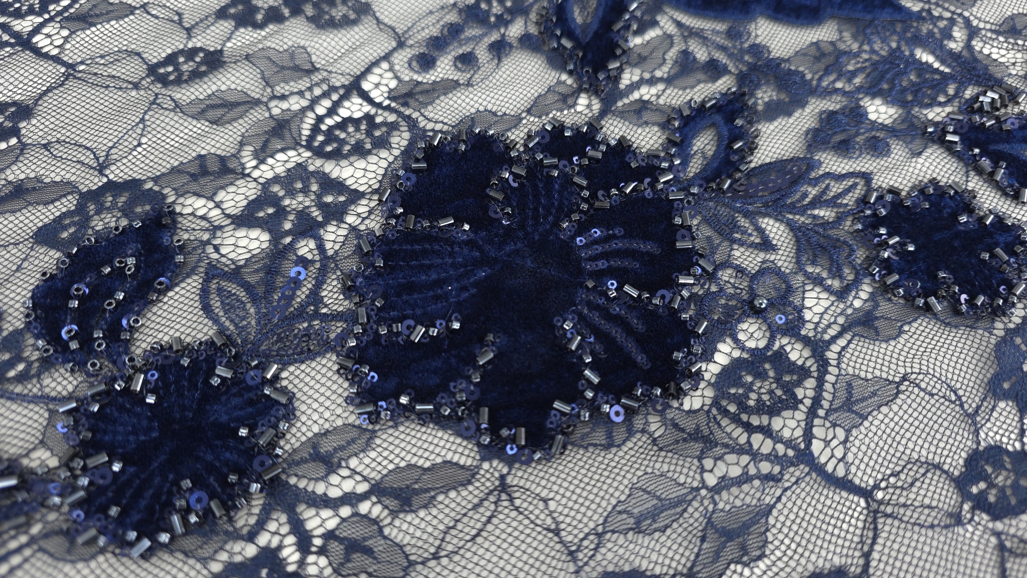 Flori și frunze din catifea pe tulle translucid, plan apropiat