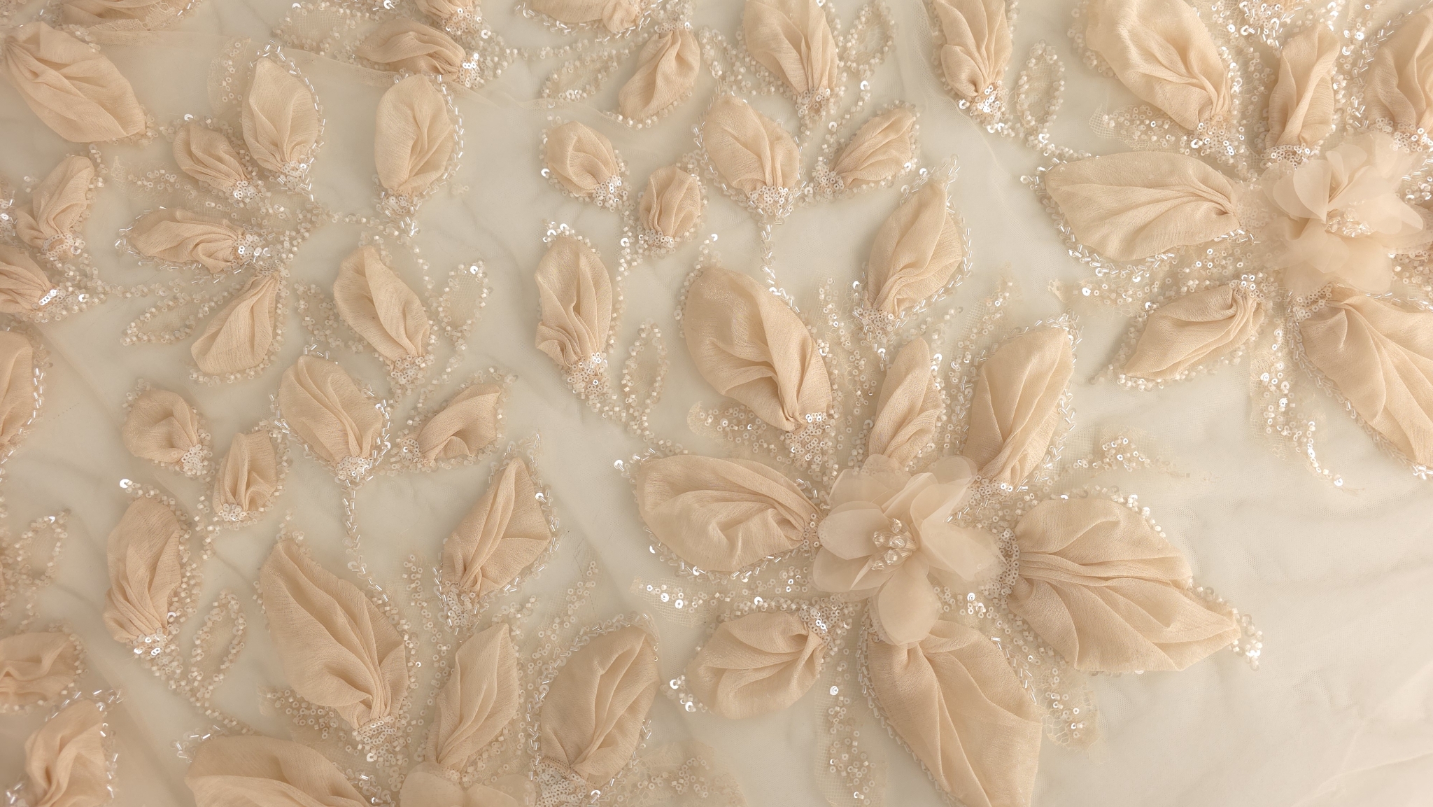 Flori tridimensionale peach cu petale pliate și mărgele cristaline pe fond de tul ivory deschis