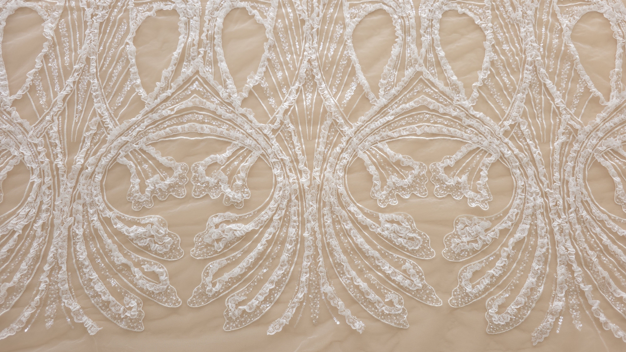 Forme arcuite ivory cu volănașe și micropaiete pe tull nude cadru larg