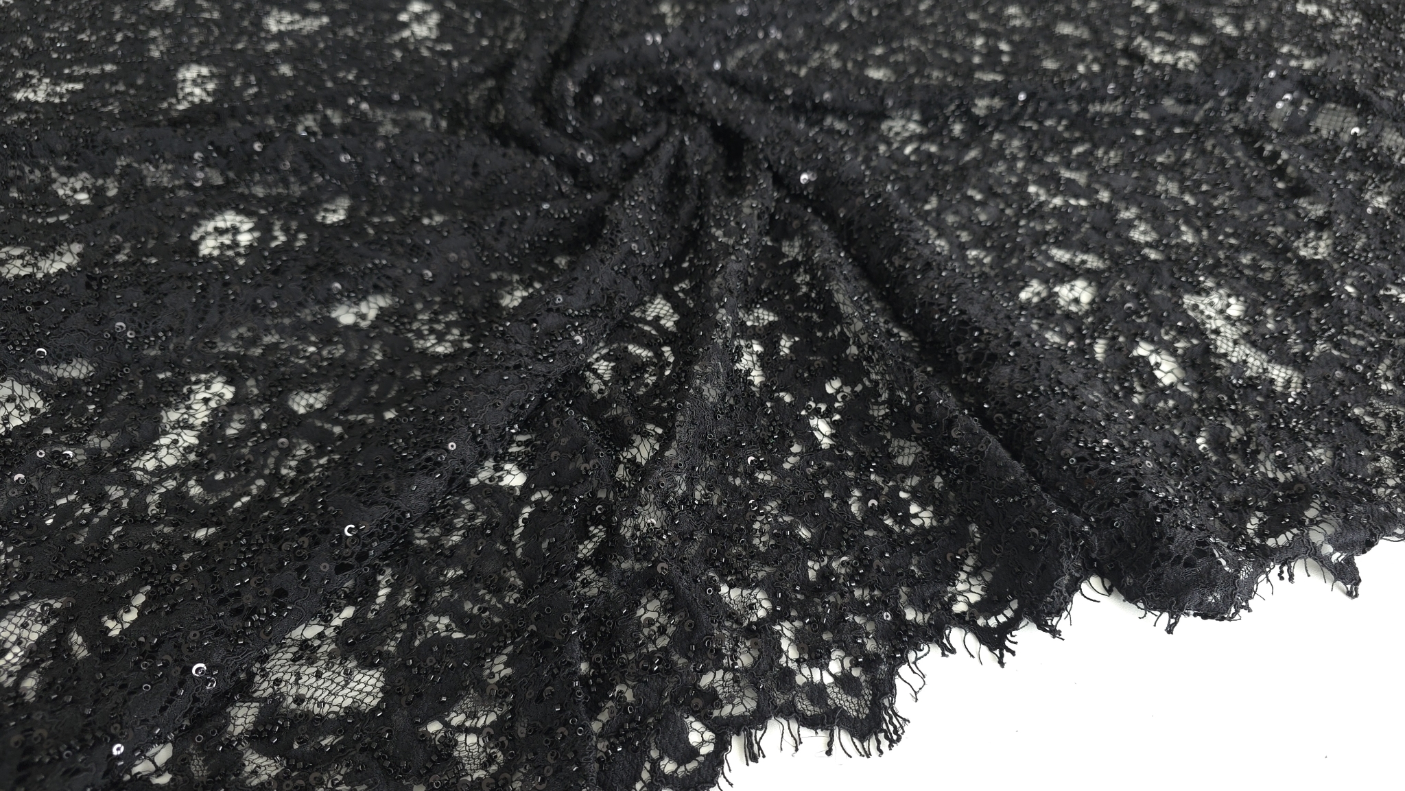 Franjuri decorative fine pe marginea materialului brodat negru