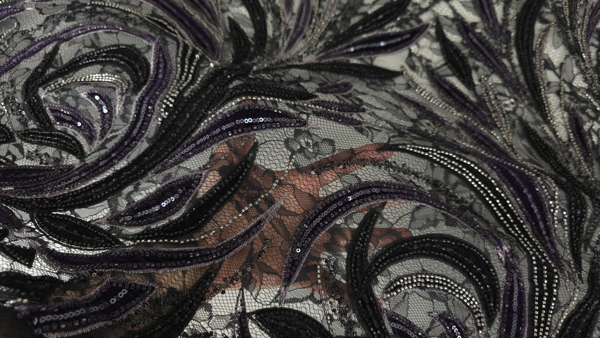 Frunze alungite și spirale din catifea pe fond verde pădure