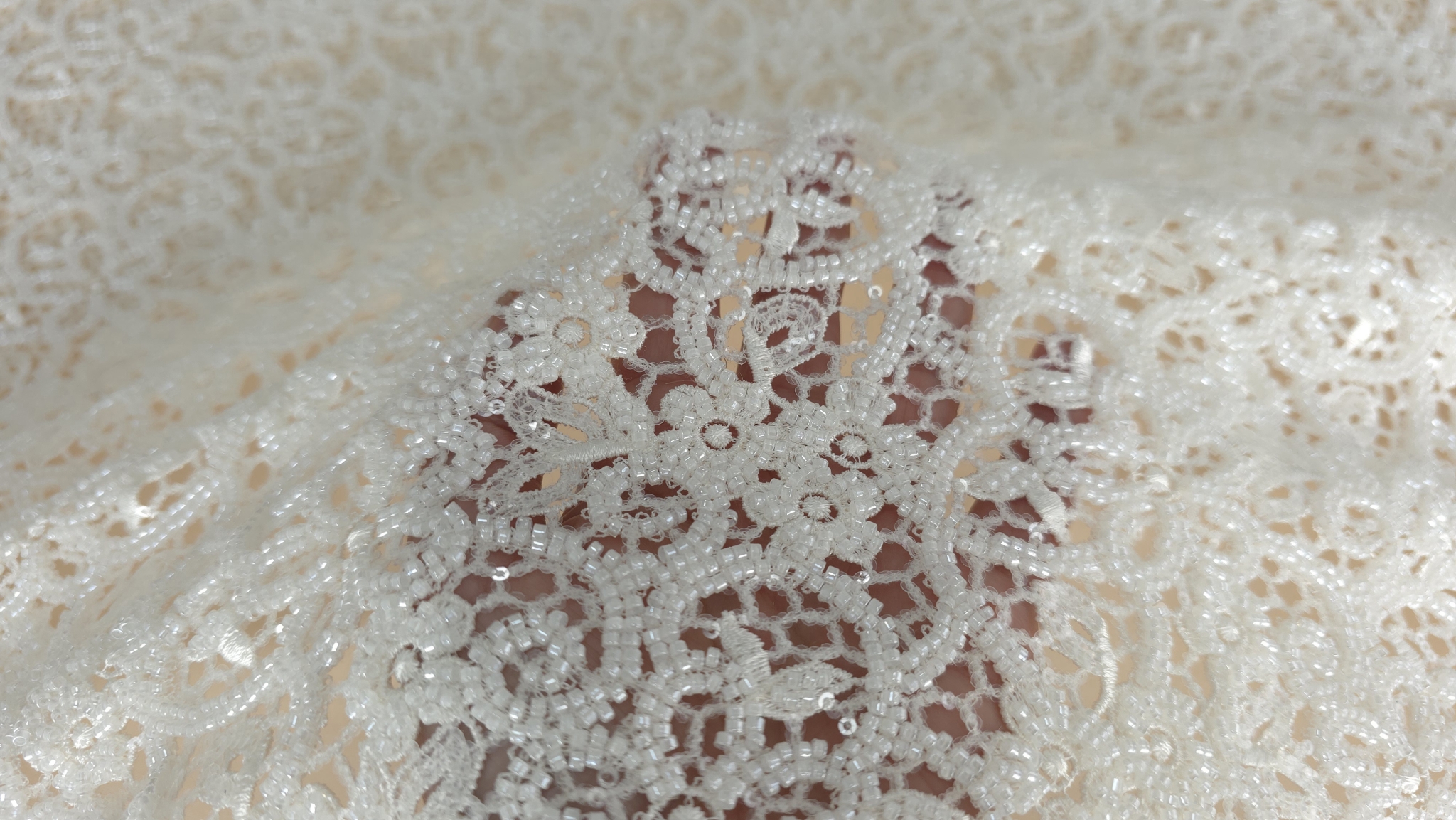 Mână plasată sub material ivory pentru a evidenția gradul de transparență