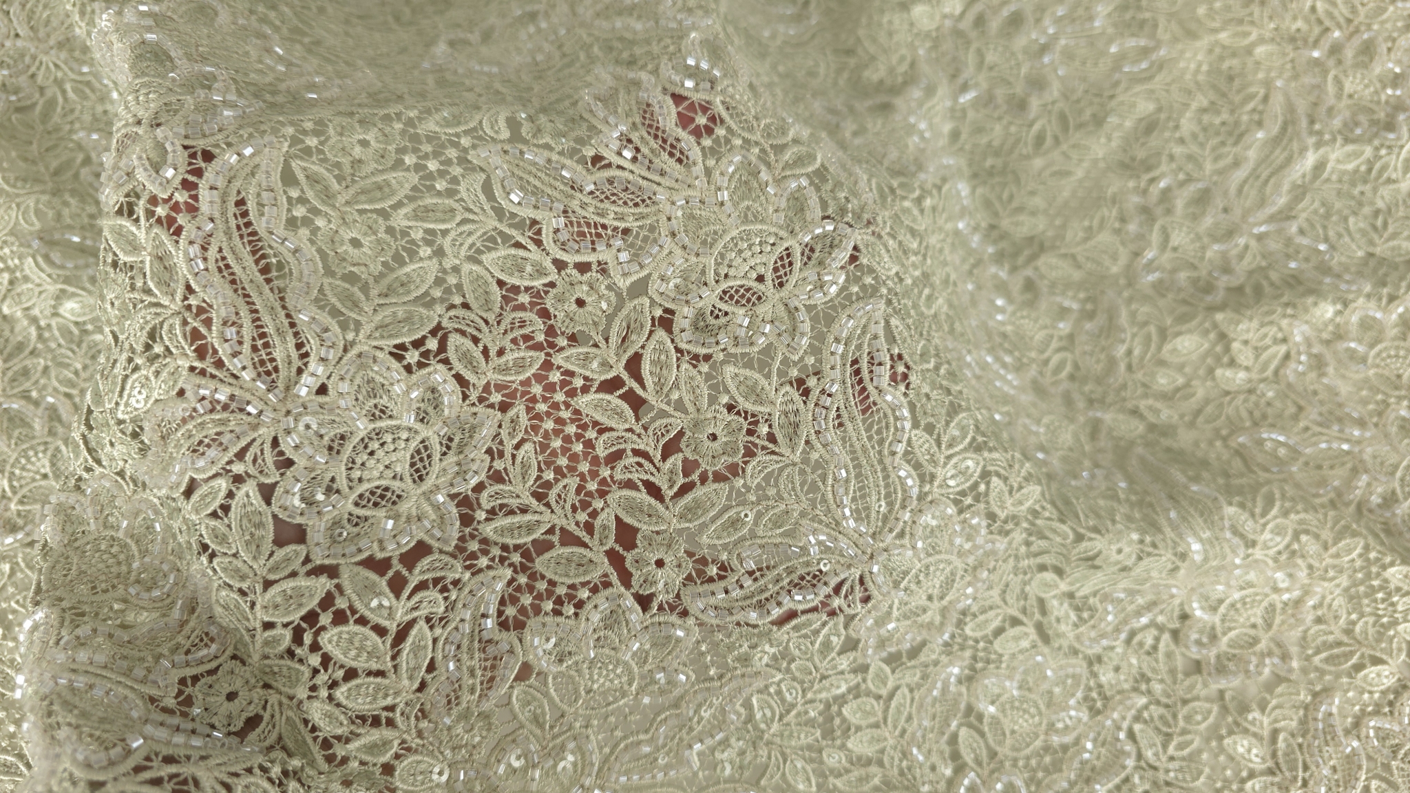 Mână plasată sub țesătură pentru a arăta contrastul dintre fond și spațiile deschise