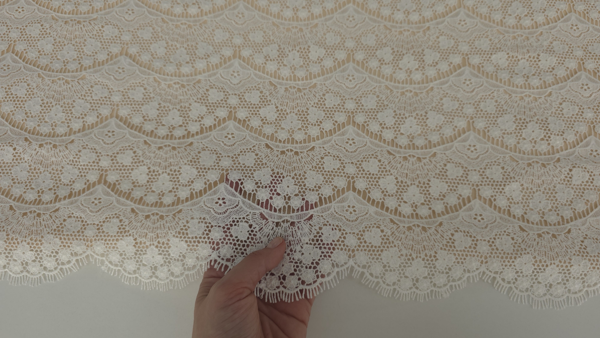 Mana ridicand bordura scalopata cu gene a dantelei macrame ivory, arcade florale si ochiuri vizibile in detaliu