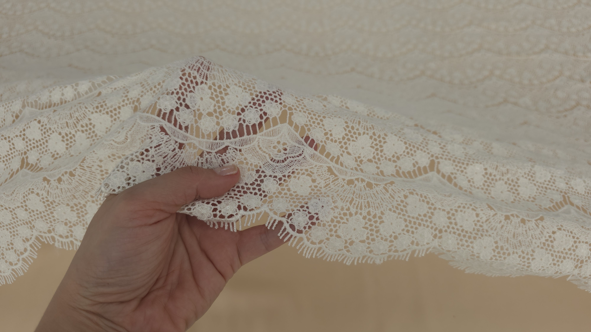 Material ivory pe manechin, vedere laterala cu bordura la margine