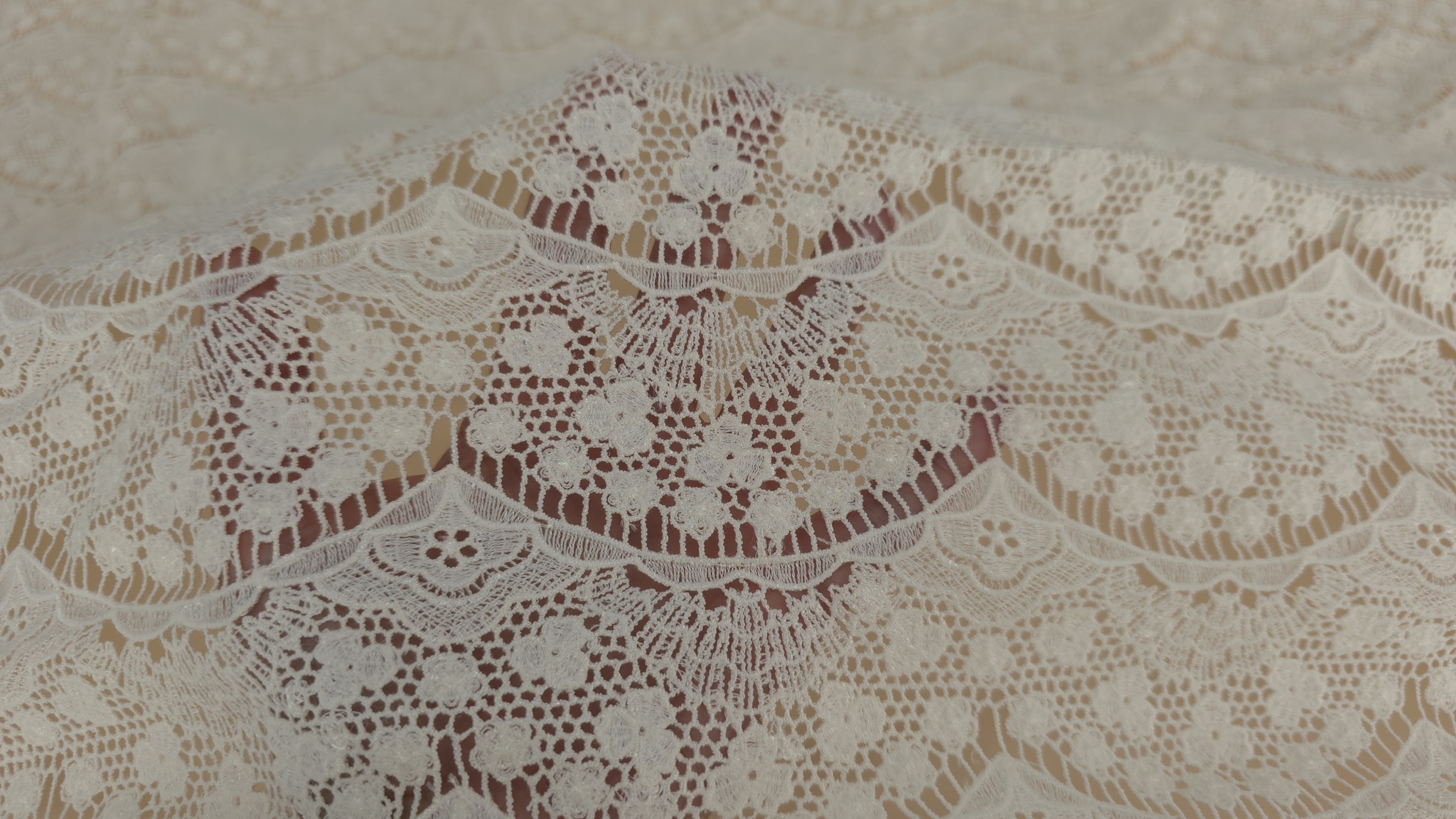 Mana sub dantela macrame ivory aratand transparenta moderata a retelei florale