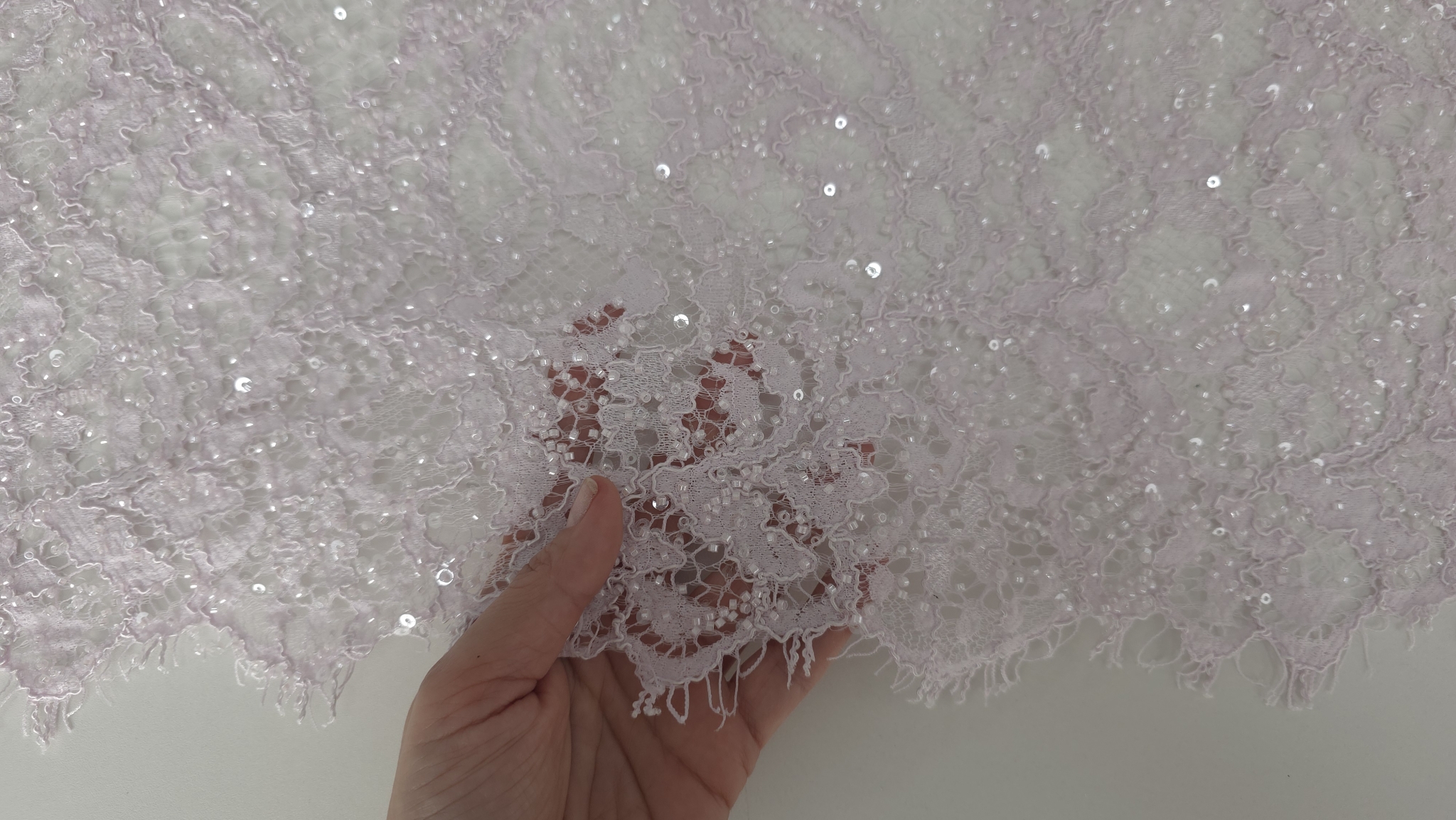 Țesătură deschisă pe manechin, vedere laterală cu marginea vizibilă