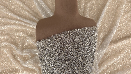 Manechin cu material ivory drapat, detaliu al zonei bustului cu aplicații dense