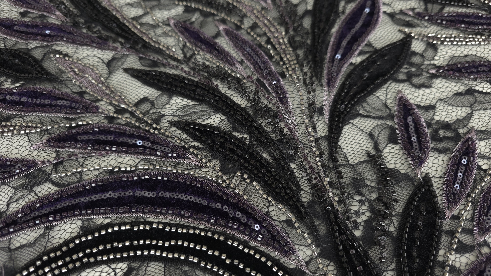 Margele argintii pe conturul spiralelor din catifea bordo și negru