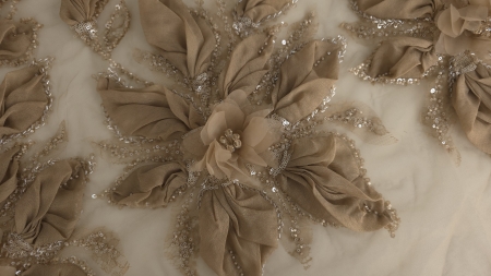 Mărgele cristaline în centrul florilor 3D pe dantelă brodată nude nisipiu, plan apropiat