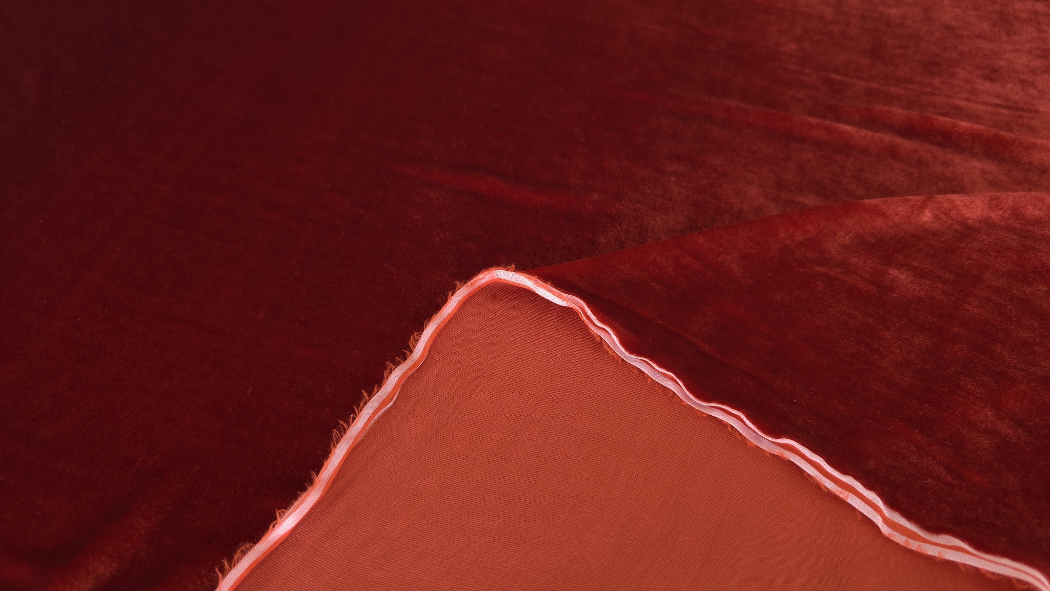 Margine de catifea grenadine rulată pe dos cu stratul de pil vizibil