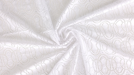 Margine ondulată a dantelei brodate albe ținută între degete, cristal vizibil