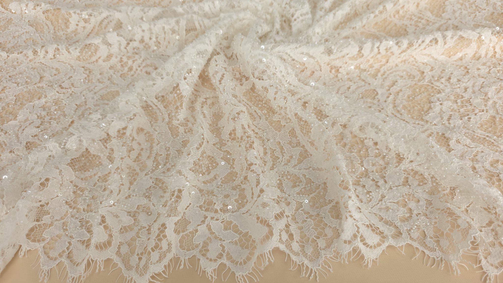 Marginea dantelei ivory cu bordură scalopată și gene delicate