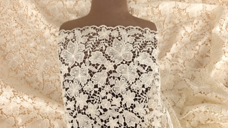 Marginea festonată asezată drept pe bustul unui manechin de culoare închisă