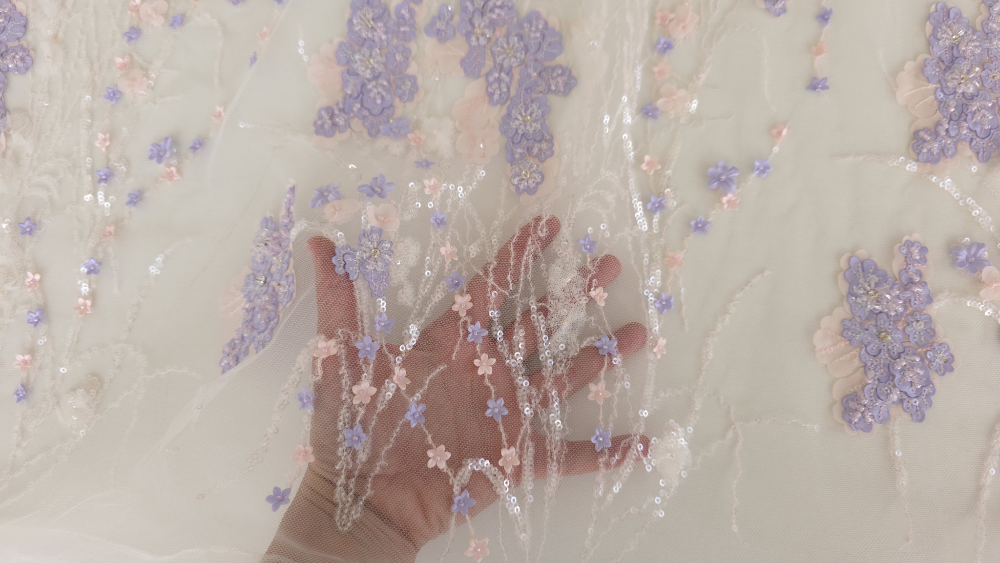 Material 3D cu flori la metru efect de transparență vizibil pe piele