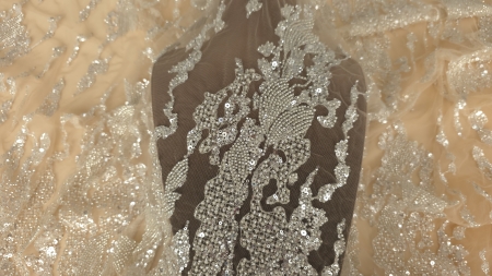 Material accesorizat argintiu pe bust de croitorie, model organic cu micropaiete și mărgele