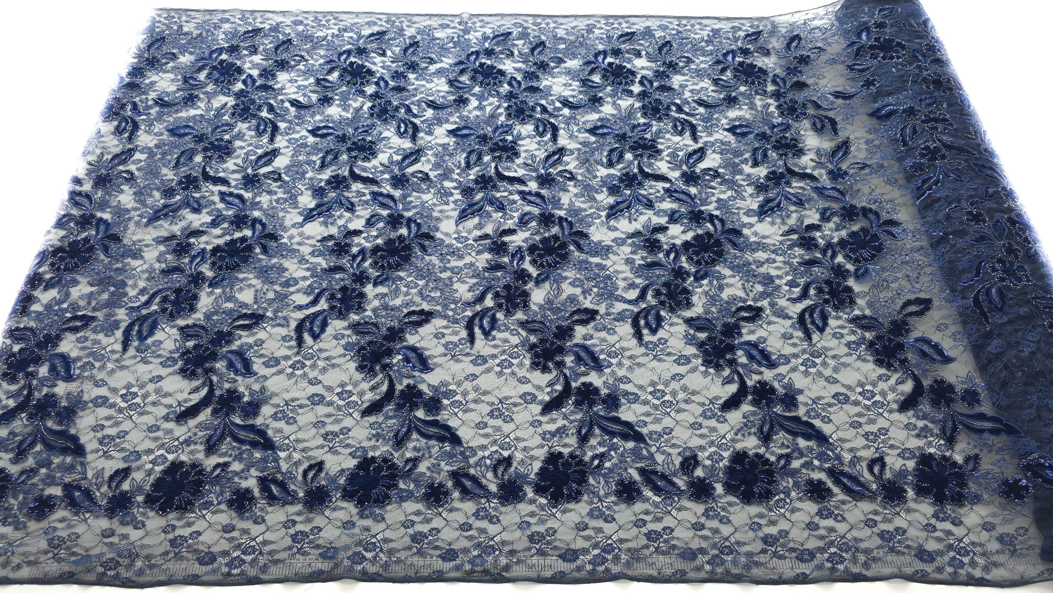 Material bleumarin cu flori din catifea și margele pe tulle, vedere de ansamblu
