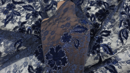 Material bleumarin pe bust cu motive florale din catifea și micropaiete vizibile