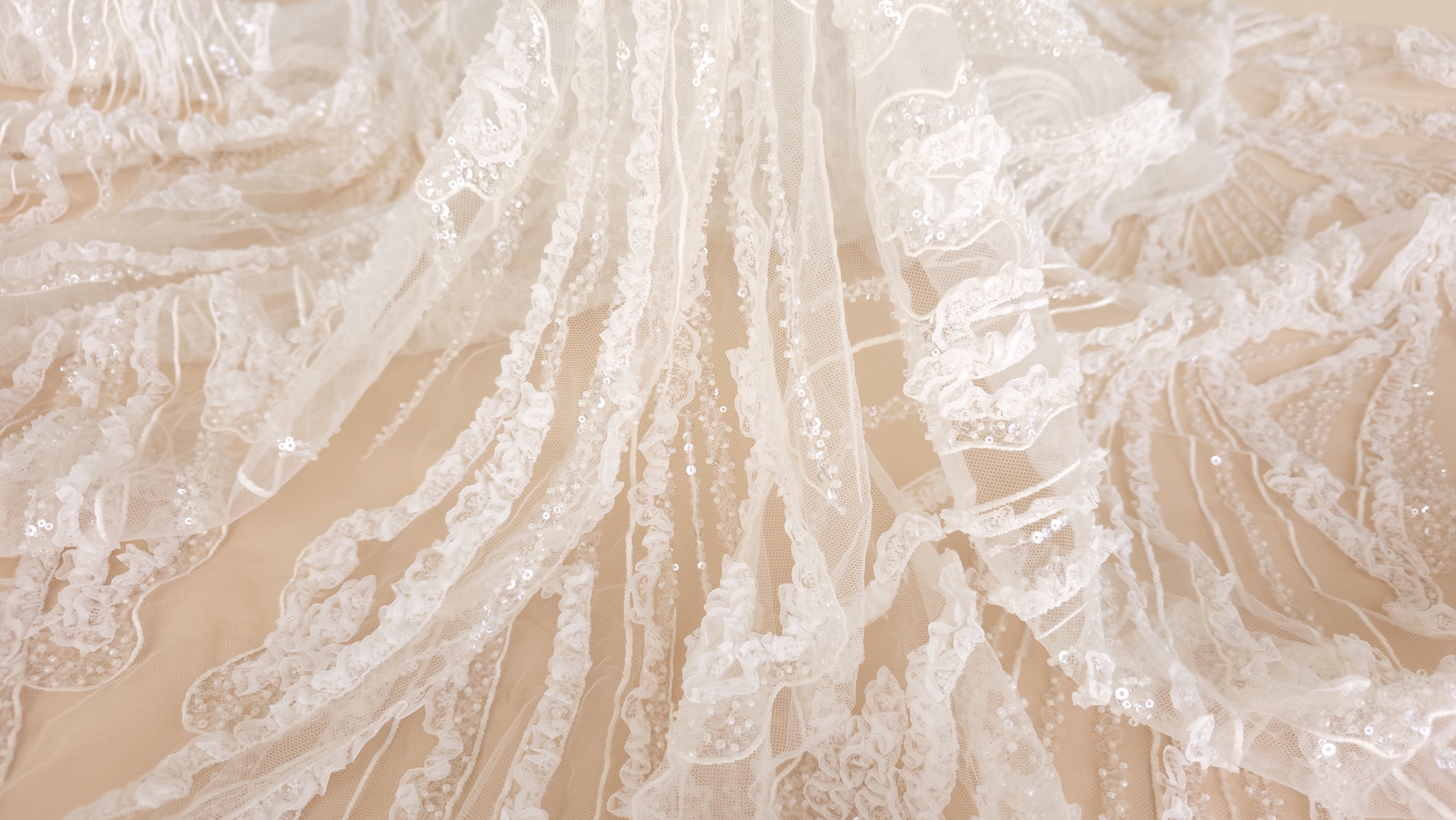 Falduri naturale ale materialului cu reflexii de paiete la lumină