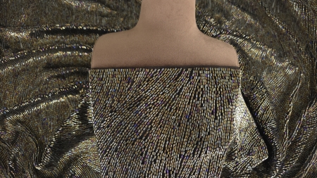 Material brodat pe manechin cu mărgele dense în nuanțe de auriu, bronz și violet