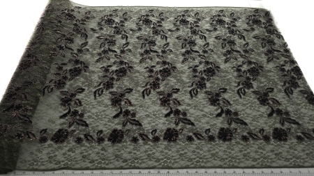 Material cu flori maro și margele colorate pe tulle verde olive, vedere de ansamblu